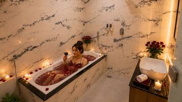 Luxury-Suite, Whirlpool, Stadtblick | Badezimmer | Hausschuhe, Handtücher, Seife, Shampoo