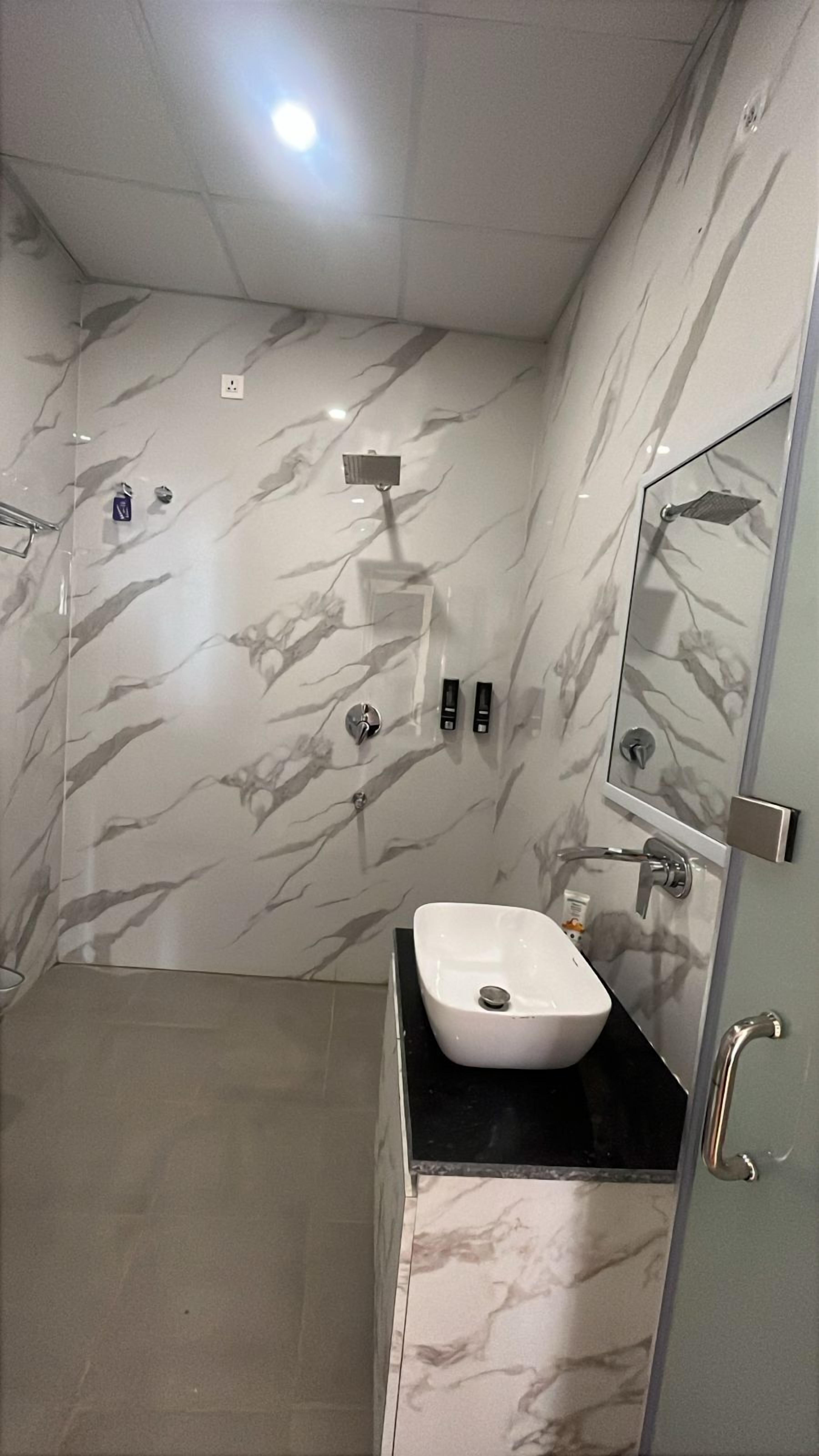 Suite, vistas a la ciudad | Baño | Zapatillas, toallas, jabón y champú