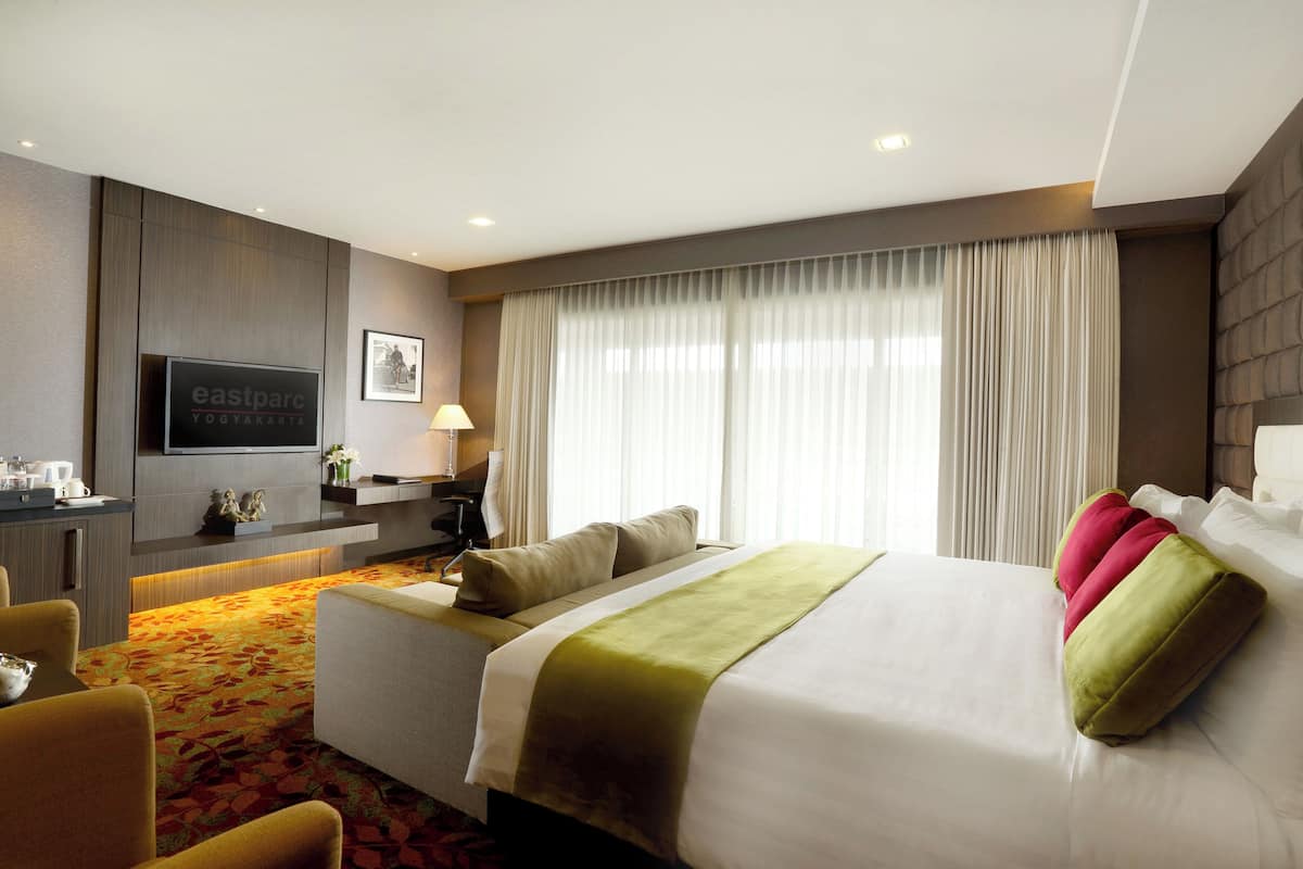 Suite presidencial | Escritorio y tabla de planchar con plancha