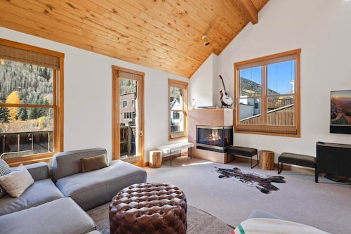 Spruce View: Big & Bright Downtown Telluride!