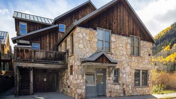 ุงูู
ูุดุฃุฉ ู
ู ุงูุฎุงุฑุฌ