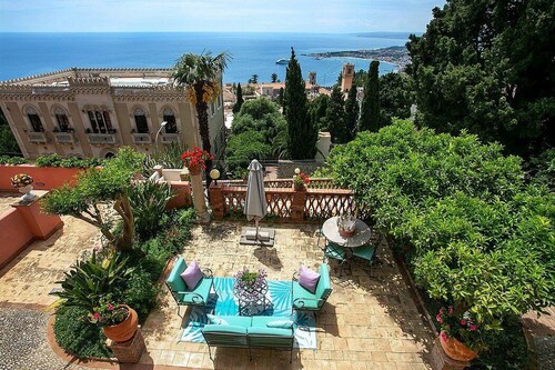 Villa Doride: An elegant and welcoming three-story residence which faces the sun and the sea, with Free WI-FI.