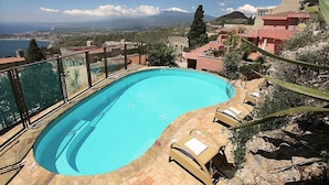 A swimming pool with a view of the sea and mountains. - Villa Doride Grande: An elegant and welcoming three-story residence which faces the sun and the sea, with Free WI-FI. (Taormina)