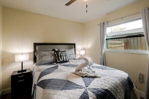 2 chambres, fer et planche à repasser, accès à Internet, literie fournie