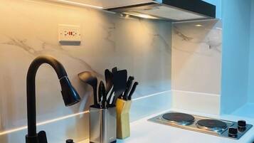 Apartamento standard | Cozinha privada | Geladeira, micro-ondas, cooktop, talheres/pratos/utensílios de cozinha