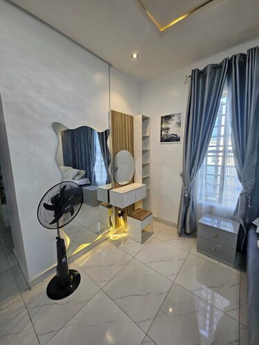 Family Sized Luxurious 5 Bedroom and 5 Bathroom Duplex With Private S/ Pool