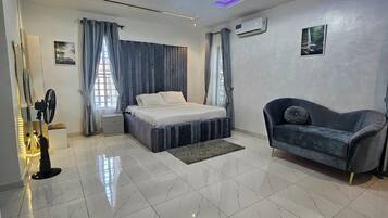 5 bedrooms, iron/ironing board, WiFi, bed sheets