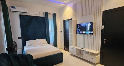 Family Sized Luxurious 5 Bedroom and 5 Bathroom Duplex With Private S/ Pool