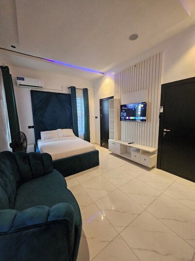 Family Sized Luxurious 5 Bedroom and 5 Bathroom Duplex With Private S/ Pool