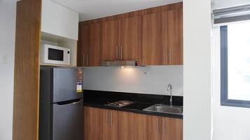 Standard Apartment | Private kitchen | Fridge, microwave, stovetop, cookware/dishes/utensils