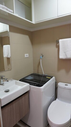 Căn hộ Tiêu chuẩn | Phòng tắm | Buồng tắm vòi sen, đồ dùng nhà tắm miễn phí, khăn tắm, xà phòng 
