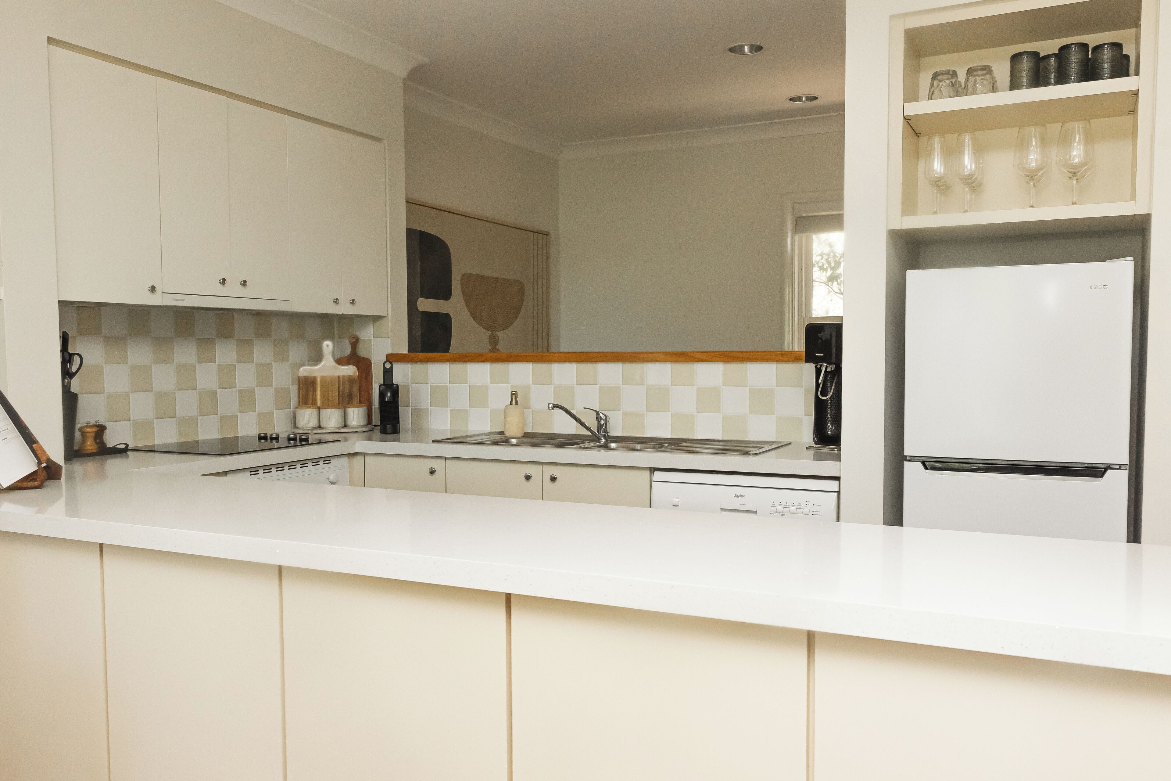 ثلاجة، ميكروويف، فرن، موقد طهي مسطح