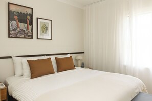 2 habitaciones, escritorio, tabla de planchar con plancha y wifi gratis