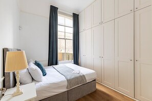 3 quartos, ferros/tábuas de passar roupa, acesso à internet