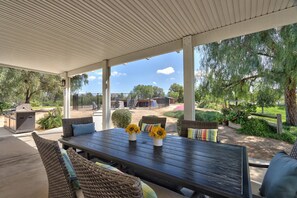 Outdoor dining - Temecula Getaway Spa Pool Ping Pong Family Friendly Near Top Wineries (Temecula)