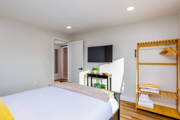 3 habitaciones, escritorio, tabla de planchar con plancha y wifi gratis 