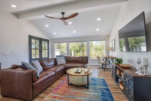 Una Smart TV, una mesa de tenis de mesa