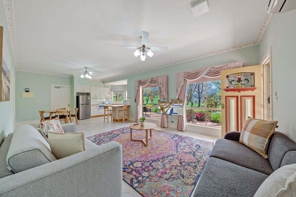 TV - Charming Country Escape - Bellhaven Farm (Alpine)