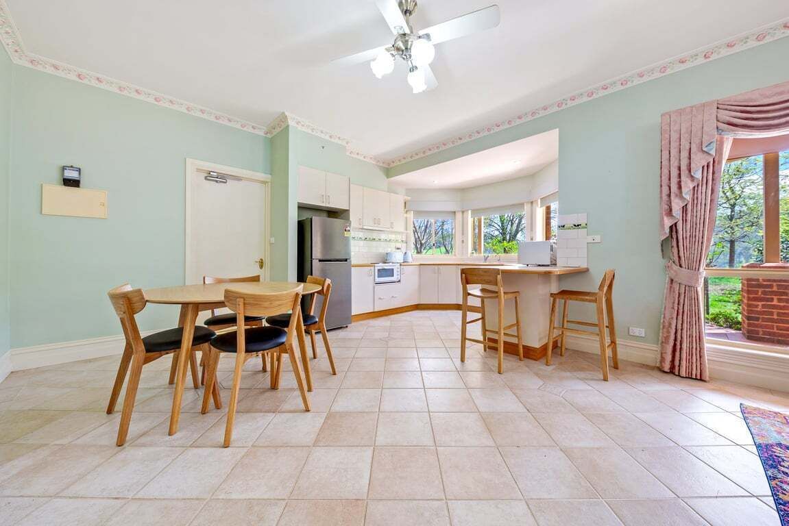 Microondas, parrilla de estufa, cafetera y tetera y tostadora 