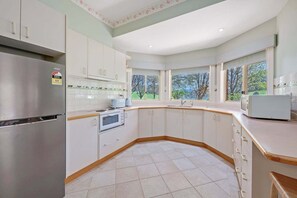 Microwave, stovetop, coffee/tea maker, toaster - Charming Country Escape - Bellhaven Farm (Alpine)