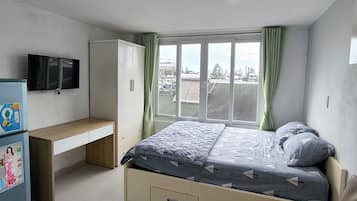 Superior Room, Courtyard View | Desk