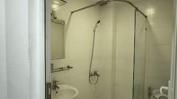 Habitación estándar, vistas al patio | Baño | Ducha, artículos de higiene personal gratuitos, toallas y jabón