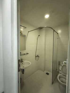 Quarto standard, vista para o pátio | Banheiro | Chuveiro, produtos de toalete grátis, toalhas de banho, sabonete