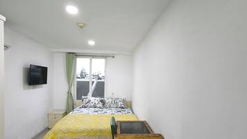 Habitación estándar, vistas al patio | Escritorio