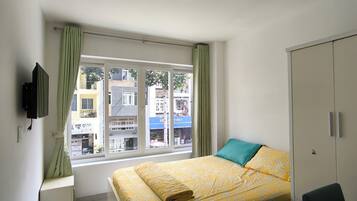 Standard Room, Courtyard View | Desk