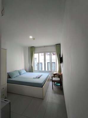 Quarto standard, vista para o pátio | Escrivaninha