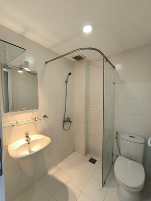 Quarto superior, vista para o pátio | Escrivaninha