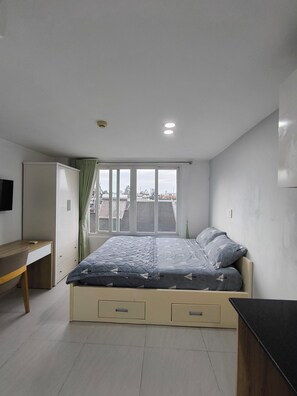 Quarto superior, vista para o pátio | Escrivaninha