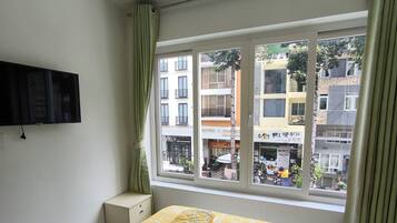 Habitación estándar, vistas al patio | Escritorio