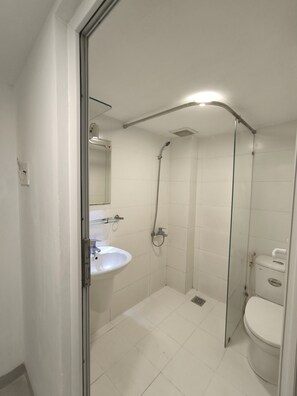 غرفة عادية - منظر للفناء | حمام | تجهيزات دش، مستلزمات مجانية للعناية الشخصية، مناشف، صابون