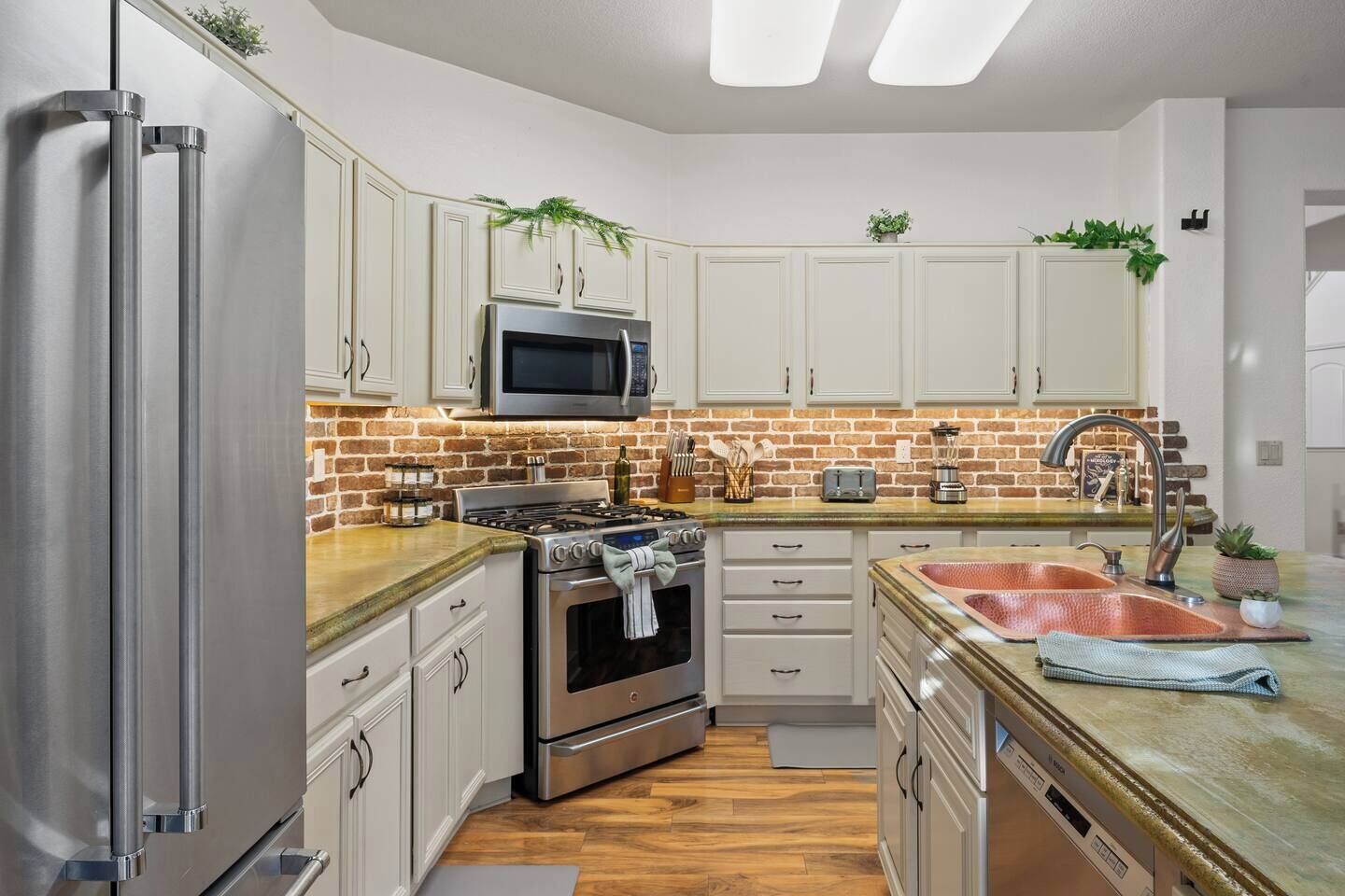 Refrigerador, microondas, horno y parrilla de estufa 