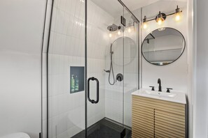 SĂšche-cheveux, serviettes fournies, savon, papier toilette