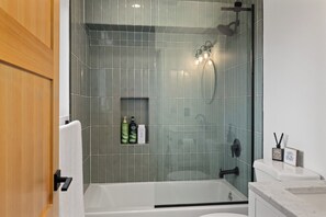 Assecador de cabells, tovalloles, sabó i paper higiènic 