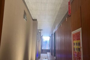 A corridor with a ceiling, walls, and a poster. - Gong Mei Blue Peacock Business Hotel (Beijing Xisanqi) (Beijing)