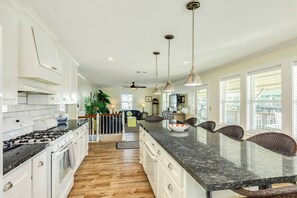 Kjøleskap, mikrobølgeovn, ovn og kokeplater