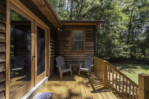 Peaceful Kannapolis Lodge! Super Spacious, Fenced Yard For Pets, Near Concord Mills Mall & Speedway!