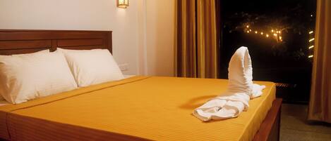 Deluxe tweepersoonskamer, uitzicht op zee | Een bureau, een laptopwerkplek, een strijkplank/strijkijzer, gratis wifi