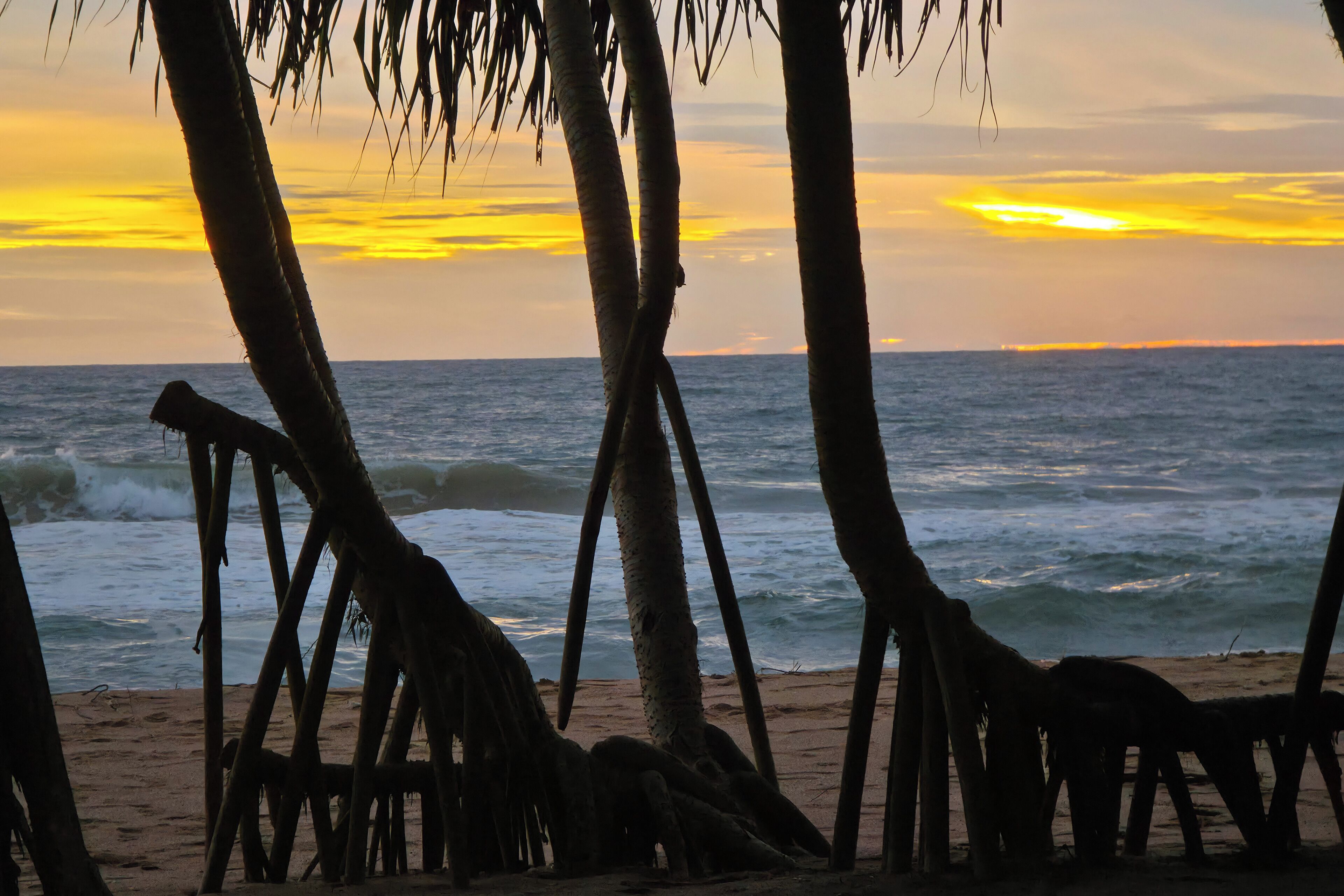 Na praia, areia branca, espreguiçadeiras, toalhas de praia 