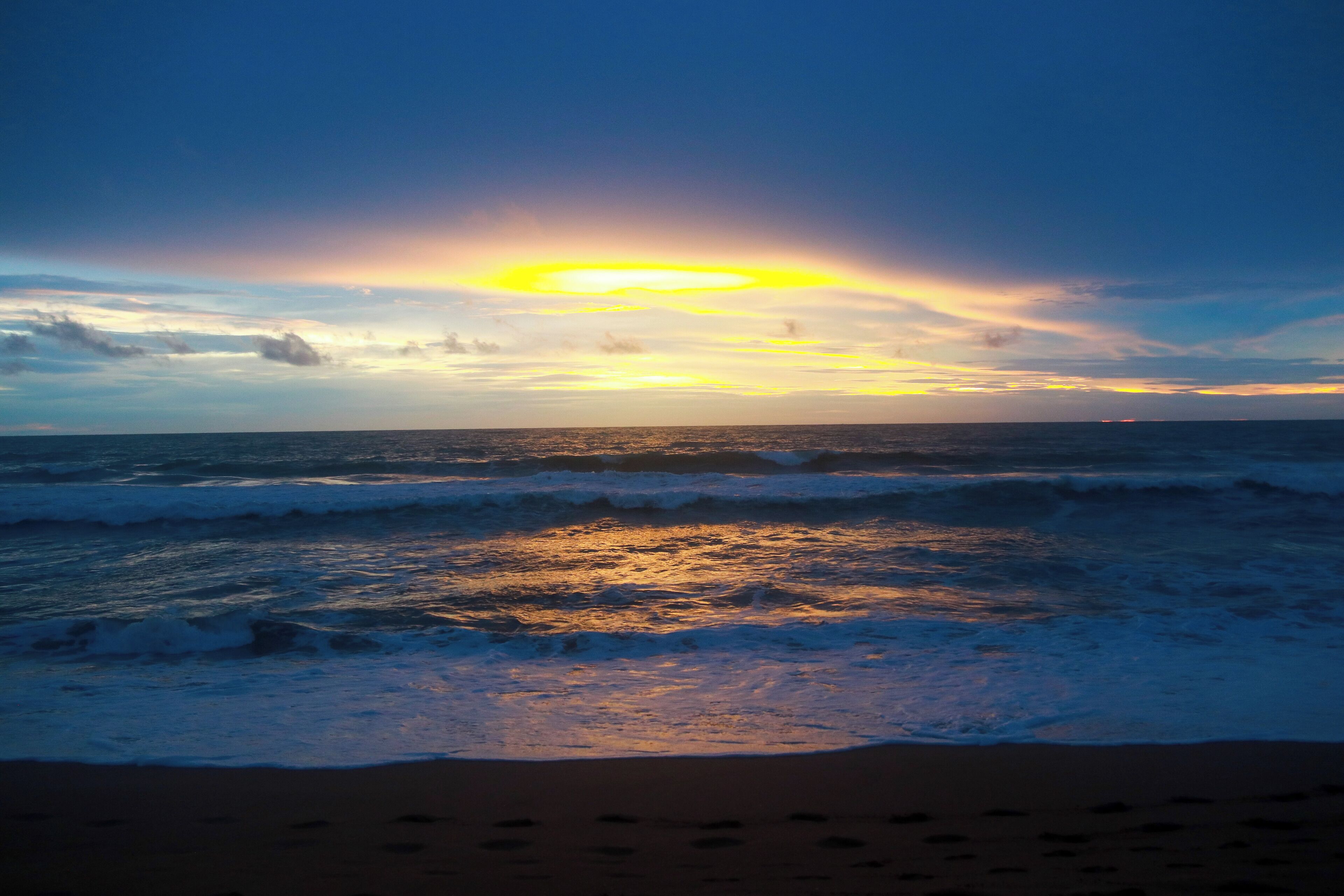 Plage, sable blanc, chaises longues, serviettes de plage