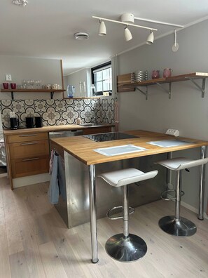 Kylskåp, mikrovågsugn, ugn och spishäll