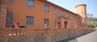 Maitreya Dongfengyun Art Inn