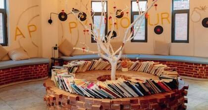 Maitreya Dongfengyun Art Inn