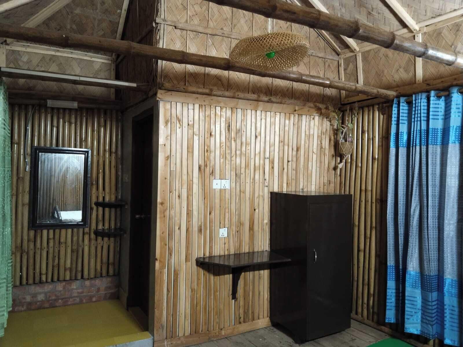 ห้องดีลักซ์ดับเบิล, ระเบียง, วิวทะเลสาบ | ห้องน้ำ | อ่างอาบน้ำ, ผ้าเช็ดตัว
