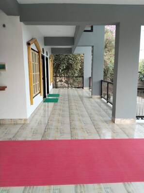 Vista frontal de la propiedad