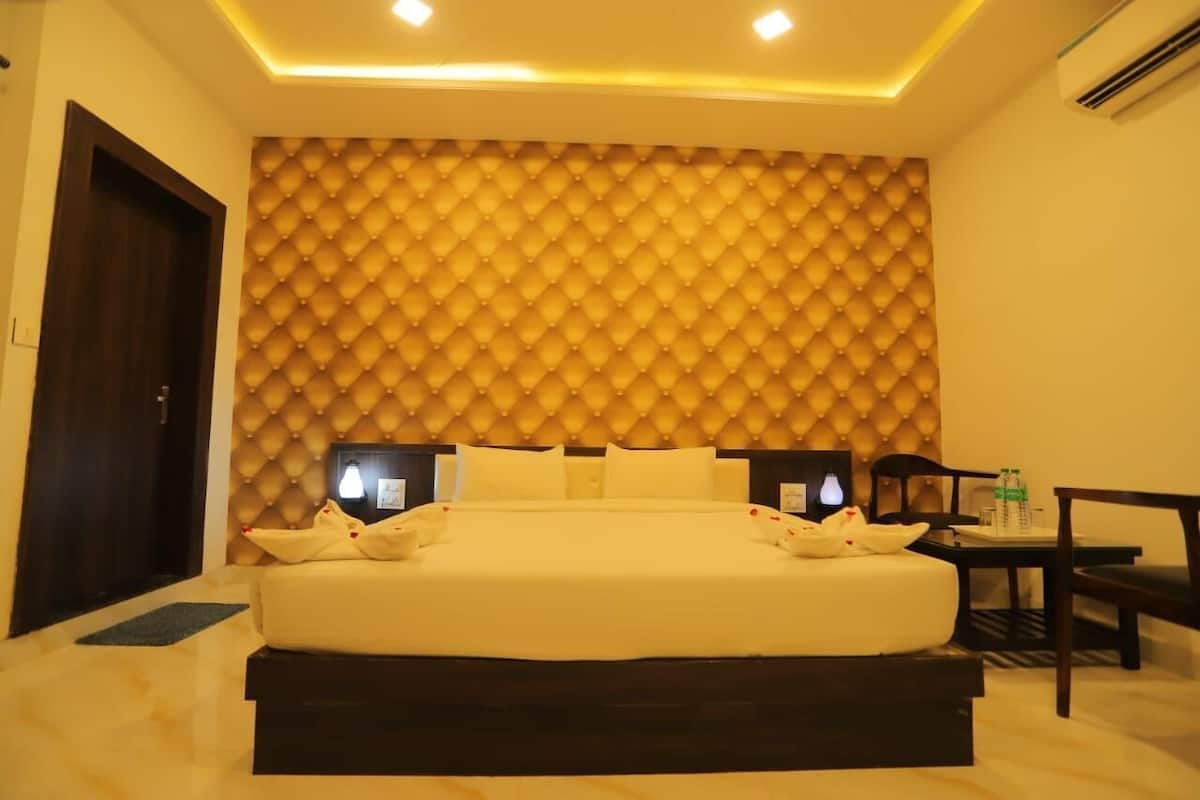 Deluxe Room, Mountain View | Laptop workspace, free WiFi