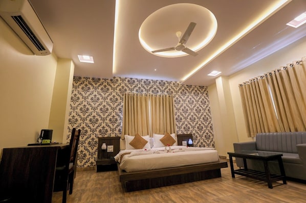 Deluxe Room | Laptop workspace, free WiFi